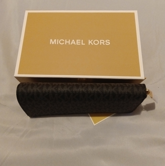 Michael Kors Jet Set Large Logo Quarter Zip Wallet - Picture 3 of 10